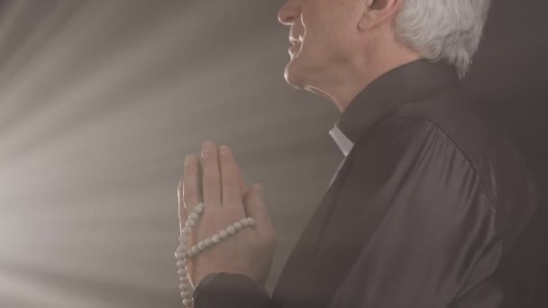 Dua Eden Elleriyle Tanrı Yla Konuşan Karanlık Kilisedeki Parlak Işığa — Stok video