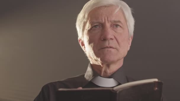 Kilisede Vaaz Verirken Elinde Tespih Taşıyan Siyah Gömlekli Beyaz Yakalı — Stok video