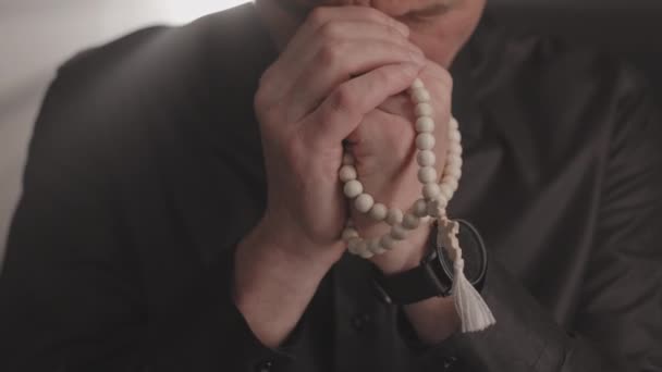 Ανώτερος Γκριζομάλλης Πάστορας Κρατώντας Κομπολόι Χάντρες Στα Χέρια Προσεύχεται Στο — Αρχείο Βίντεο
