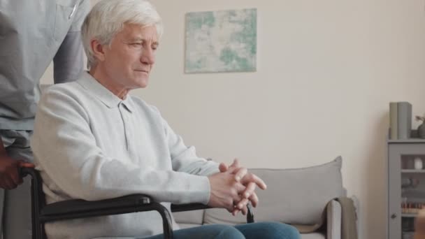 Krankenschwester Kümmert Sich Kaukasischen Senior Der Seinem Haus Rollstuhl Sitzt — Stockvideo