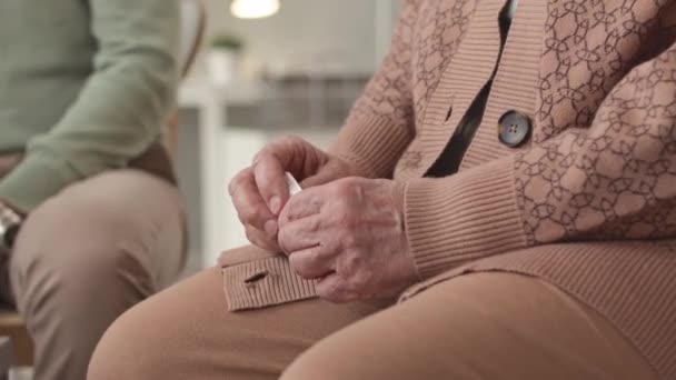 Nierozpoznawalna Staruszka Trzymająca Chusteczkę Rękach Podczas Słuchania Innych Seniorów Mówiących — Wideo stockowe