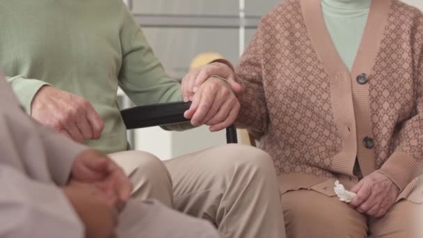 看護ホームでのグループセラピーセッション中に互いをサポートする認識できない高齢者のクロップショット — ストック動画