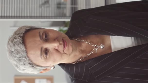 Pionowe Ujęcie Azjatyckiej Bizneswoman Średnim Wieku Eleganckiej Kurtce Paski Przemawiającej — Wideo stockowe