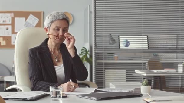Orta Yaşlı Asyalı Kadını Portresi Çizgili Ceket Gözlük Takmış Ofisinde — Stok video