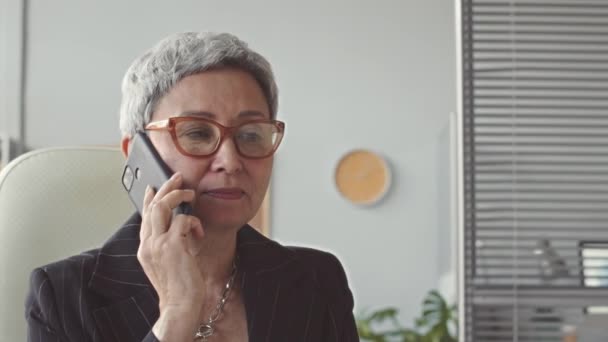 Confiante Femme Affaires Asiatique Âge Moyen Parlant Sur Son Téléphone — Video