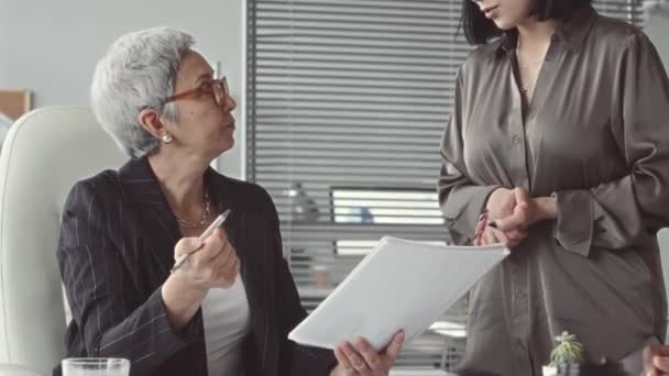 Çizgili Ceketli Gözlüklü Olgun Bir Asyalı Kadını Proje Fikirleri Şirket — Stok video