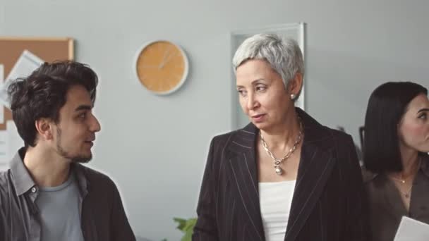 Femme Affaires Asiatique Âge Moyen Parlant Groupe Employés Multiethniques Tout — Video