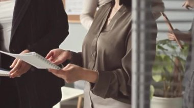 Çeşitli iş adamları ve liderlerinin ofis boyunca yürümeleri ve mali raporları tartışmaları.