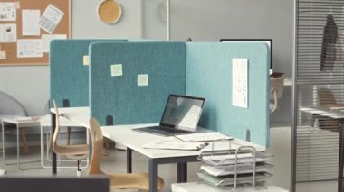 İş yerleri arasında bölünmüş duvarlar olan çağdaş ofis içi çekimleri yok