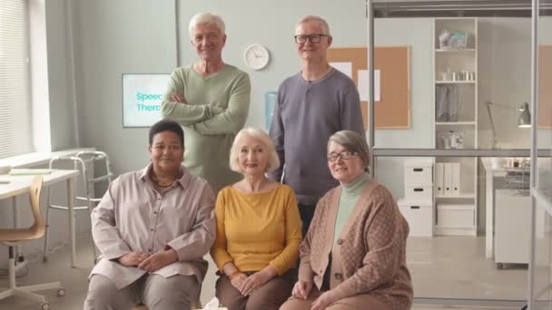 Portret Pięciu Wielonarodowych Seniorów Pozujących Kamery Gabinecie Lekarskim Domu Opieki — Wideo stockowe