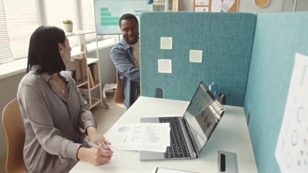 Zwei Unterschiedliche Kollegen Plaudern Ihrem Arbeitsplatz Büro Durch Trennwände — Stockvideo