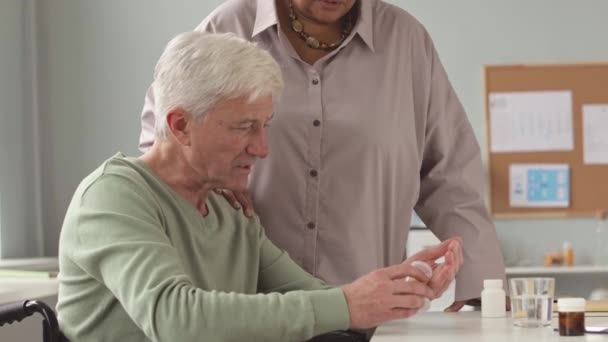Rolstoel Oude Man Met Fles Pillen Handen Zijn Vrouw Praten — Stockvideo