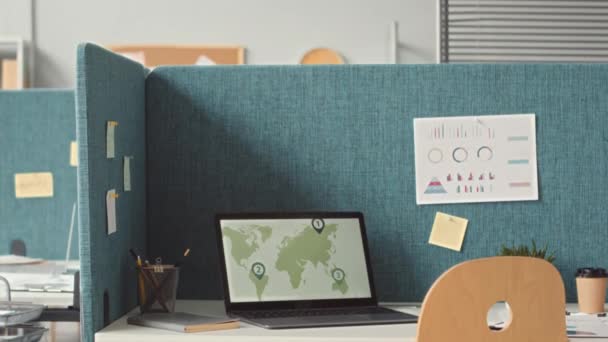 Ofis Masasında Dünya Haritası Olan Bölünmüş Duvarlarla Bölünmüş Bilgisayardan Çekilen — Stok video