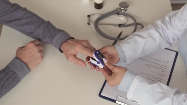 用手指脉动血氧计测量老年人氧饱和度的最佳方案 — 图库视频影像