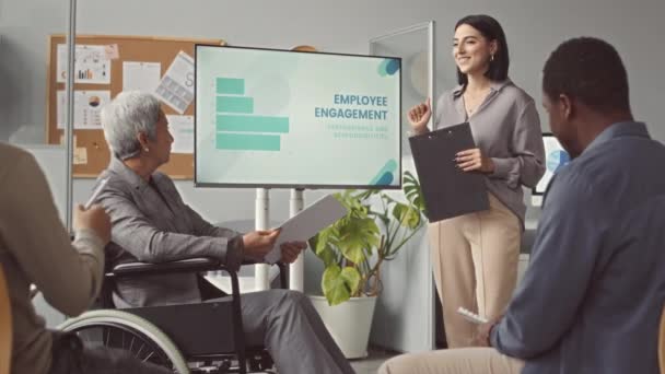 Equipe Diversa Funcionários Sua Patroa Cadeira Rodas Discutindo Engajamento Dos — Vídeo de Stock
