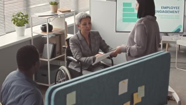 Успешная Азиатская Бизнес Леди Средних Лет Сидящая Инвалидном Кресле Проверяет — стоковое видео