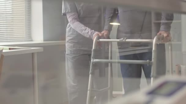 Zorgvuldige Jonge Vrouwelijke Verpleegster Ondersteunen Oude Man Met Behulp Van — Stockvideo