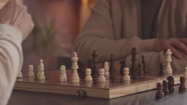Två Oigenkännliga Äldre Män Spelar Schackspel Vid Bordet Fritiden — Stockvideo