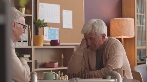 Dva Zamyšlení Kavkazští Starší Muži Hrají Šachy Vedou Konverzaci Během — Stock video