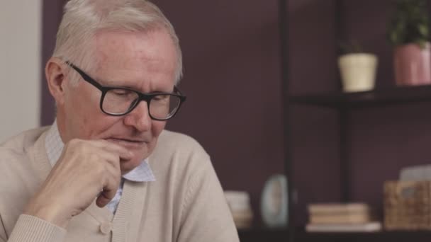 Pensive Šedovlasý Senior Muž Brýlích Hrát Šachovou Hru Přítelem Pečovatelském — Stock video