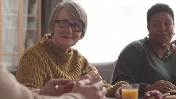 Personas Tercera Edad Multiétnicas Charlando Mientras Desayunan Juntas Mesa Comedor — Vídeos de Stock