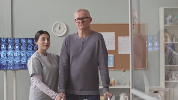 Střední Portrét Mladé Ošetřovatelky Staršího Muže Zdravotním Postižením Opírající Chodítka — Stock video