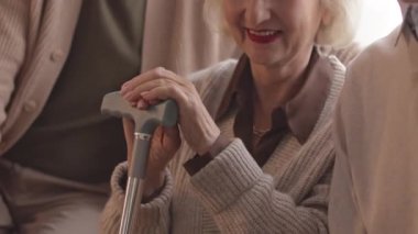 Keyifli kıdemli arkadaşlarımın rahat bir huzurevindeki kanepede televizyon izlerken eğlendikleri sahneler.