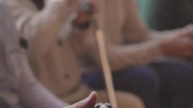 Huzurevinde video oyunları oynarken denetleyiciler kullanan neşeli yaşlılar