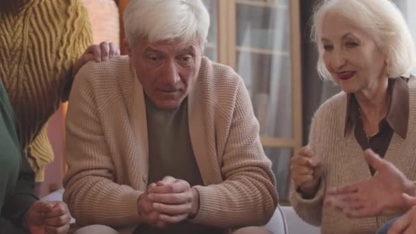 Podekscytowany Starszy Mężczyzna Rzucanie Kości Podczas Gry Planszowej Przyjaciółmi Domu — Wideo stockowe