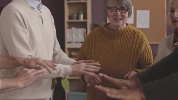 在现代疗养院里 一群快乐的 多种族的老年人一起跳舞 — 图库视频影像