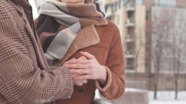 Romantik, aynı cinsiyetten çiftler kışın birlikte dışarıda vakit geçirirken ellerini ısıtıyorlar.