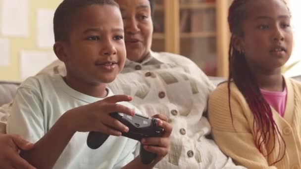 Starší Afroameričanka Její Dvě Vnoučata Hrají Videohry Pohovce Doma — Stock video