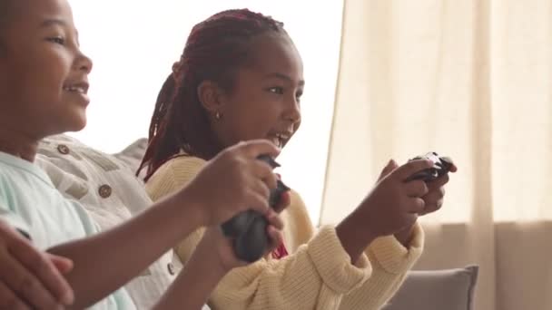 Dos Hermanos Afroamericanos Abuela Divierten Jugando Videojuegos Junto Con Controladores — Vídeos de Stock