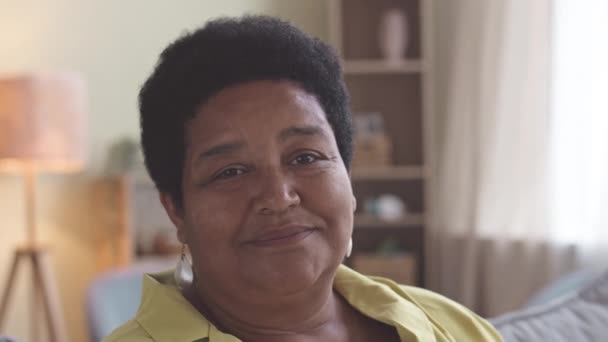 Portret Închidere Medie Unei Femei Negre Părul Scurt Cămașă Galben — Videoclip de stoc