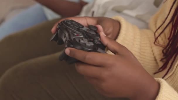 Händerna Oigenkännlig Afroamerikansk Flicka Med Hjälp Styrenhet När Spelar Spel — Stockvideo