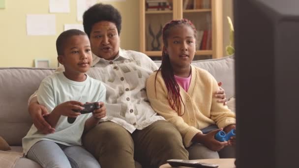 Dois Frios Afro Americanos Tween Irmãos Usando Controladores Jogar Videogames — Vídeo de Stock