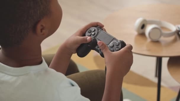 Über Die Schulter Geschossen Afroamerikanischer Junge Spielt Hause Videospiel Mit — Stockvideo