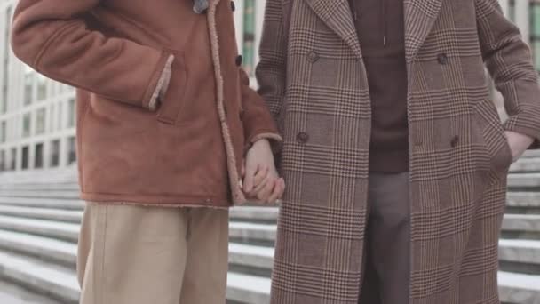 寒い冬の日に暖める間 愛情深いコーカサス同性愛者のカップルが手を握るスローモーションを傾けました — ストック動画