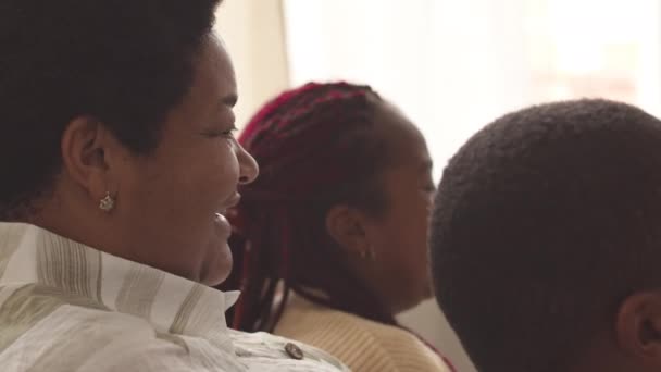 Neşeli Yetişkin Siyahi Kadın Iki Torunu Arasında Oturma Odasındaki Kanepede — Stok video