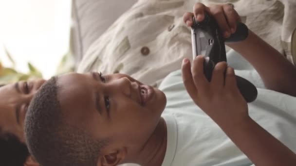 Függőleges Felvétel Afro Amerikai Tinédzser Fiúról Modern Nagymamájáról Akik Videojátékoznak — Stock videók