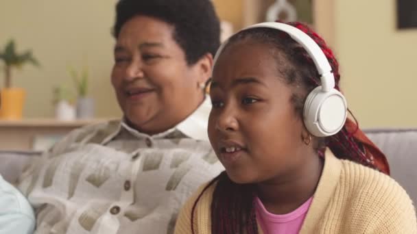 Nadšený Africký Americký Tween Dívka Sobě Bezdrátové Sluchátka Sledování Velkolepý — Stock video
