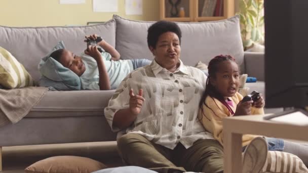 Afroamerikaner Zwischen Bruder Und Schwester Verbringt Freizeit Hause Mit Großmutter — Stockvideo