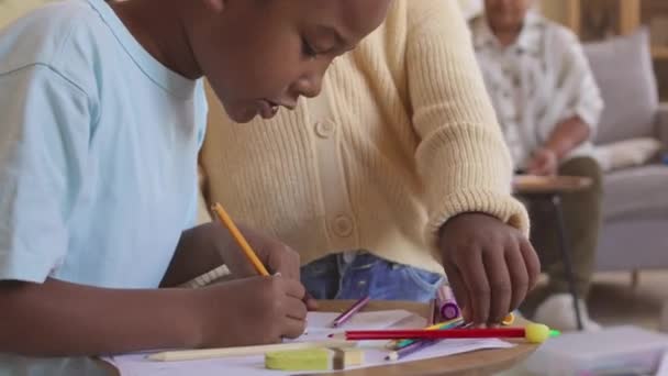 Tween Boy Girl African American Ethnicity Drawing Together While Spending — Stock Video