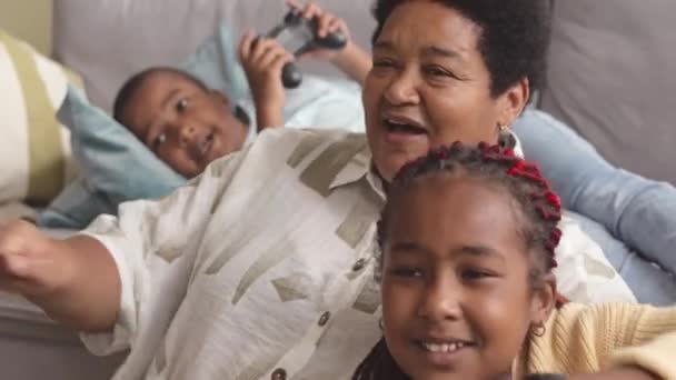 Збільшити Знімки Радісної Афроамериканської Старшої Дорослої Жінки Яка Грає Відеоігри — стокове відео