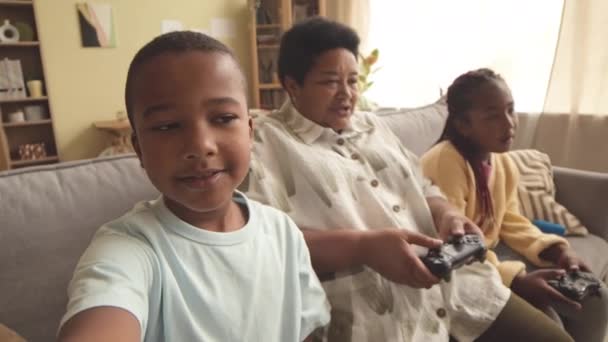 Cool African American Tween Chlapec Nahrávání Videa Sám Tráví Volný — Stock video