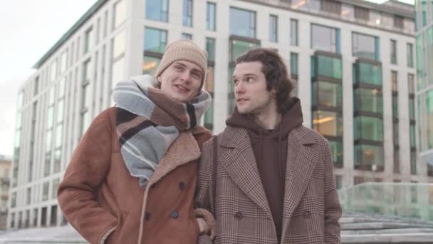 Медленно Молодые Кавказские Однополые Пары Болтают Время Прогулки Городу Холодный — стоковое видео