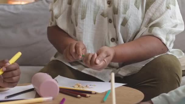 Recortado Tiro Mujer Negra Irreconocible Afilando Lápices Colores Para Niños — Vídeo de stock