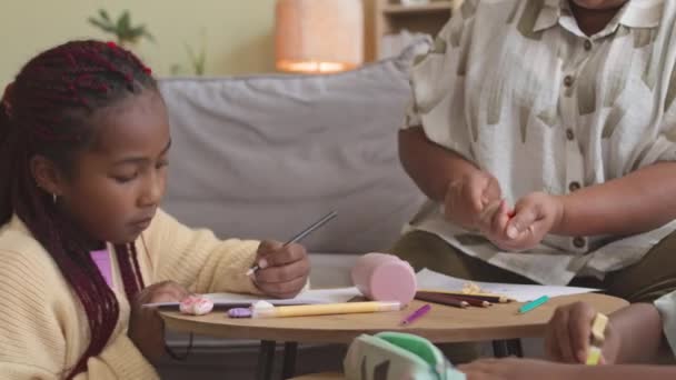 Dva Tween Sourozenci Afroamerické Etnické Příslušnosti Jejich Babička Kreslení Dohromady — Stock video