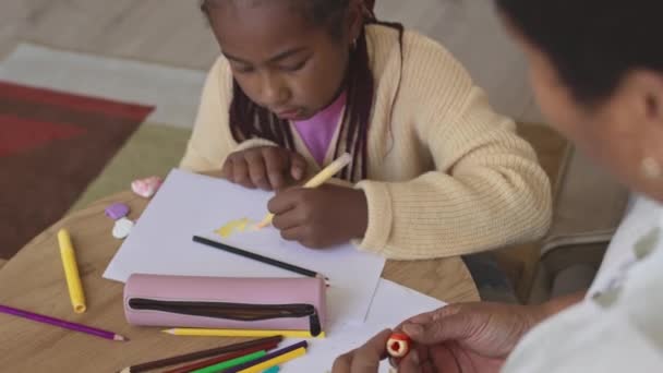 Cima Tiro Tween Africano Americano Menina Desenho Com Lápis Cor — Vídeo de Stock