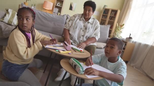 African American Ανώτερος Ενήλικας Γυναίκα Και Δύο Εγγόνια Της Ζωγραφίζουν — Αρχείο Βίντεο